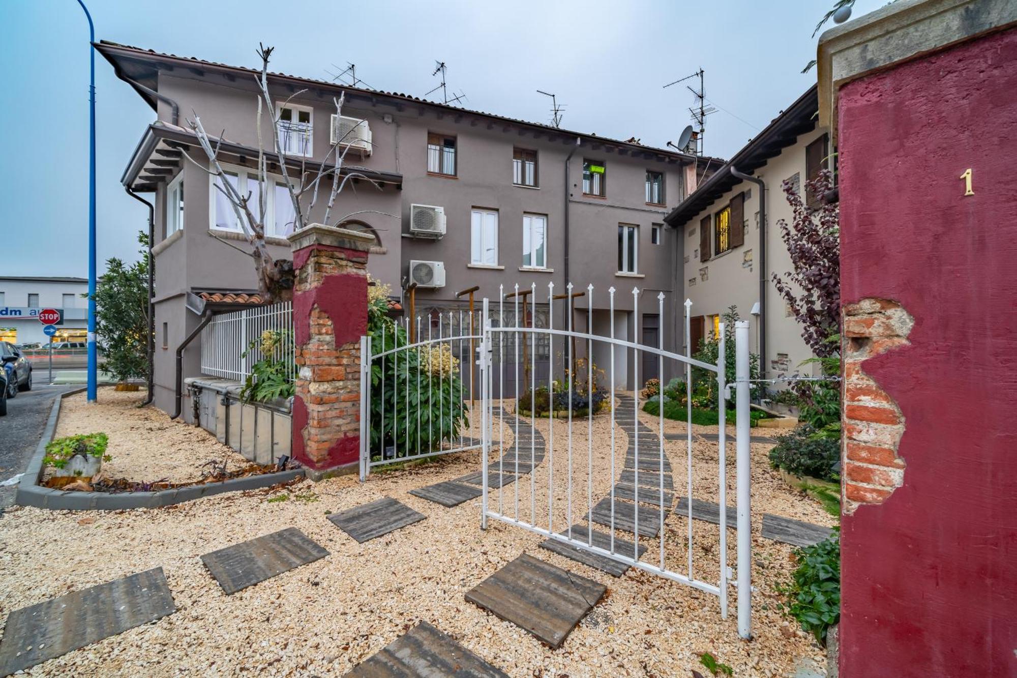 Apartamento Cascina Conicchio - Metro Station - By Host4U Brescia Exterior foto